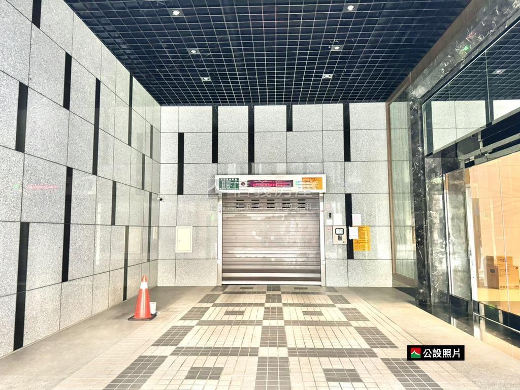 新峰光。臻藏兩房車位房屋室內格局與周邊環境