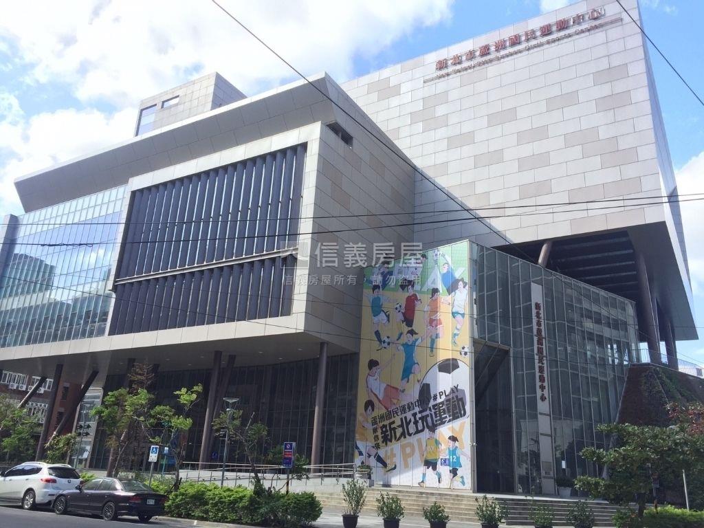 新峰光。臻藏兩房車位房屋室內格局與周邊環境