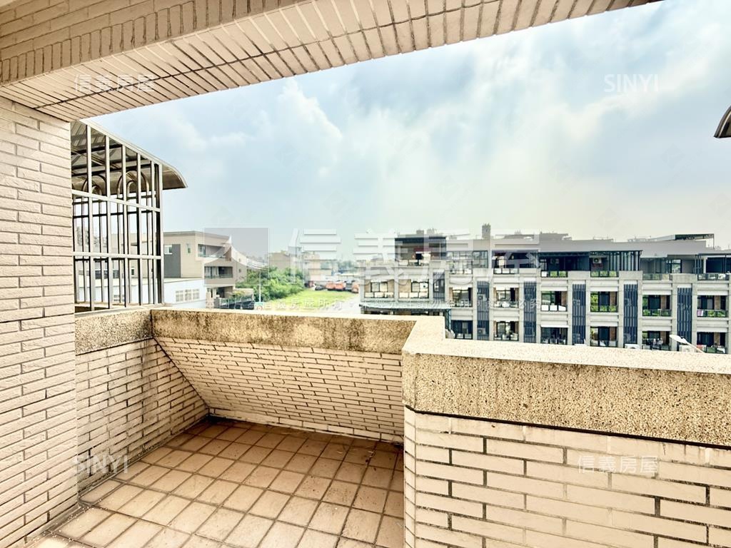 小港大地坪車庫透天房屋室內格局與周邊環境