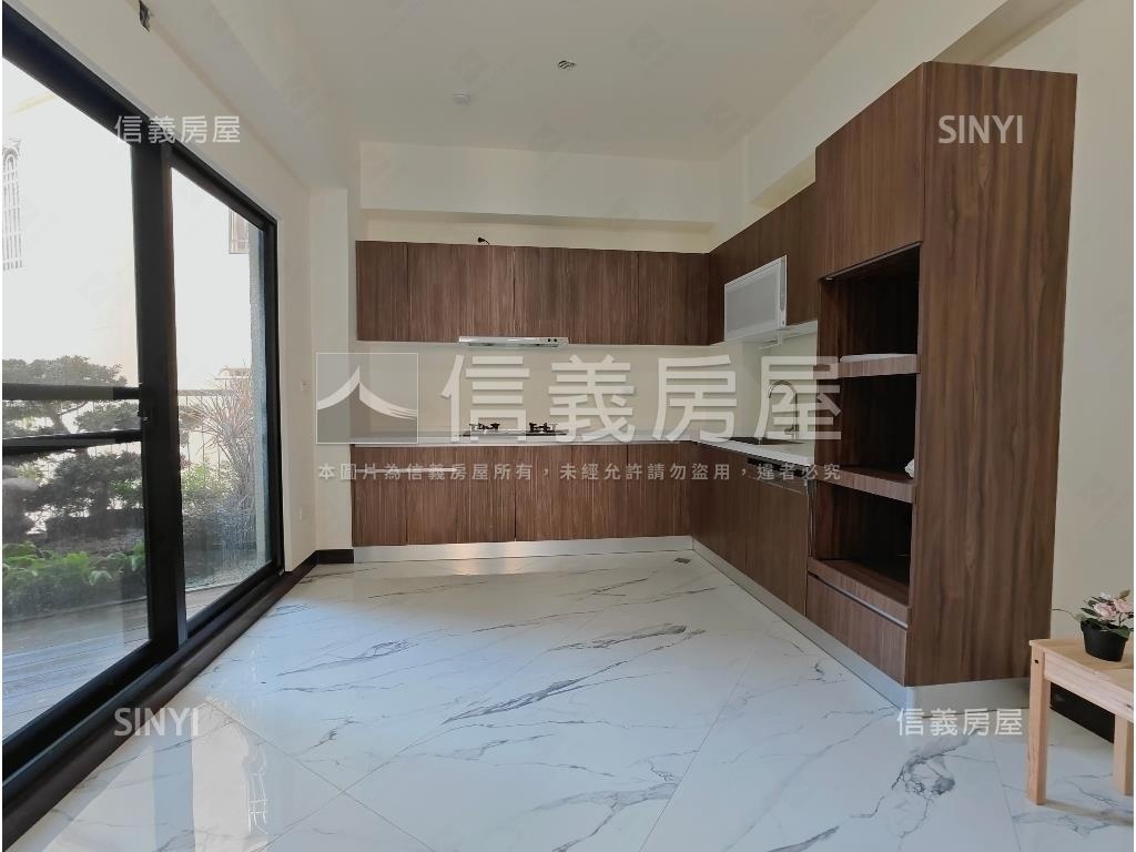 左營全新透天三車墅房屋室內格局與周邊環境