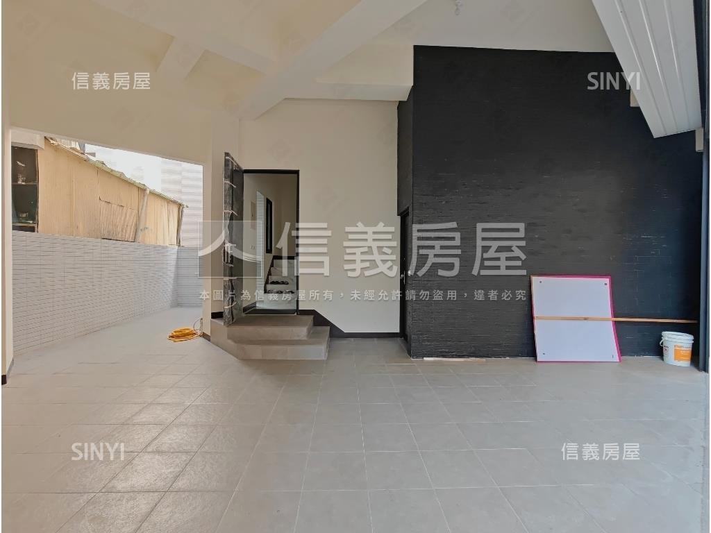 左營全新透天三車墅房屋室內格局與周邊環境