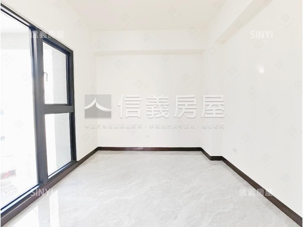 左營全新透天三車墅房屋室內格局與周邊環境