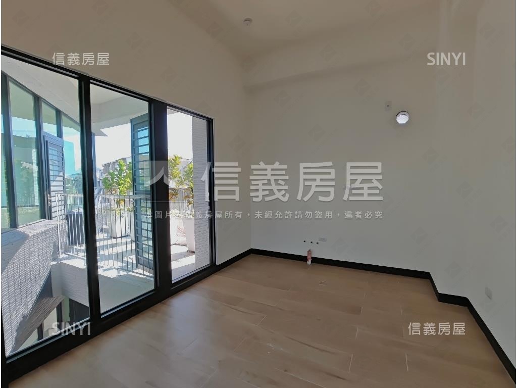 左營全新透天三車墅房屋室內格局與周邊環境