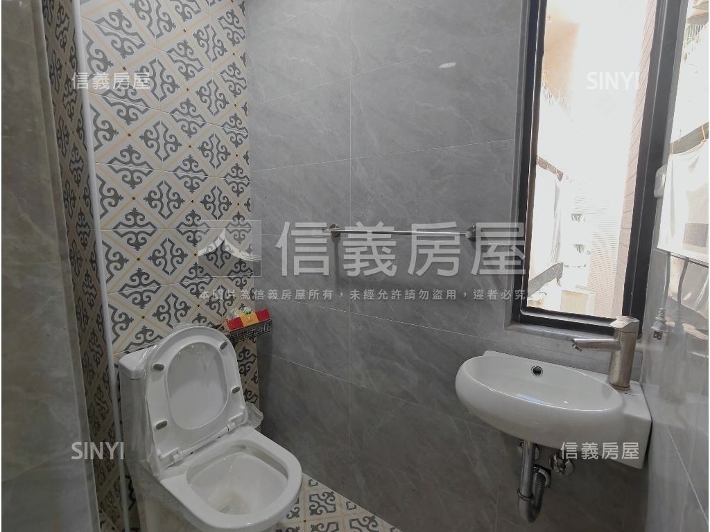 左營全新透天三車墅房屋室內格局與周邊環境