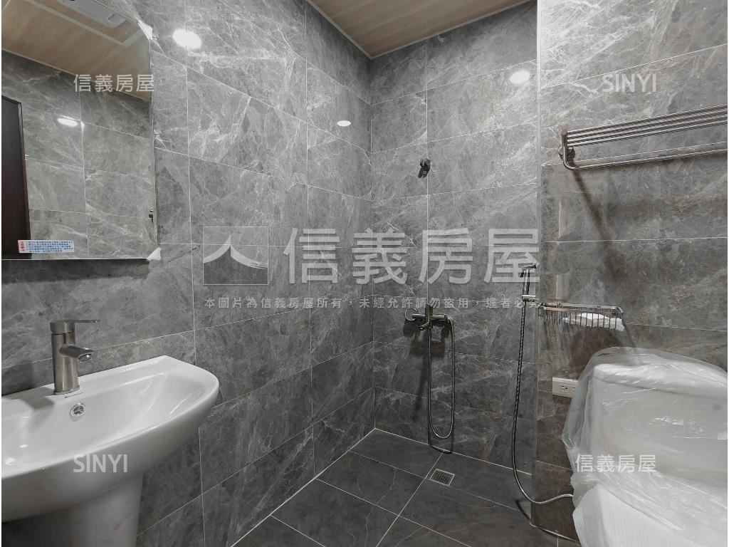 左營全新透天三車墅房屋室內格局與周邊環境