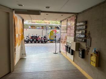 台電大樓捷運出口旁金店