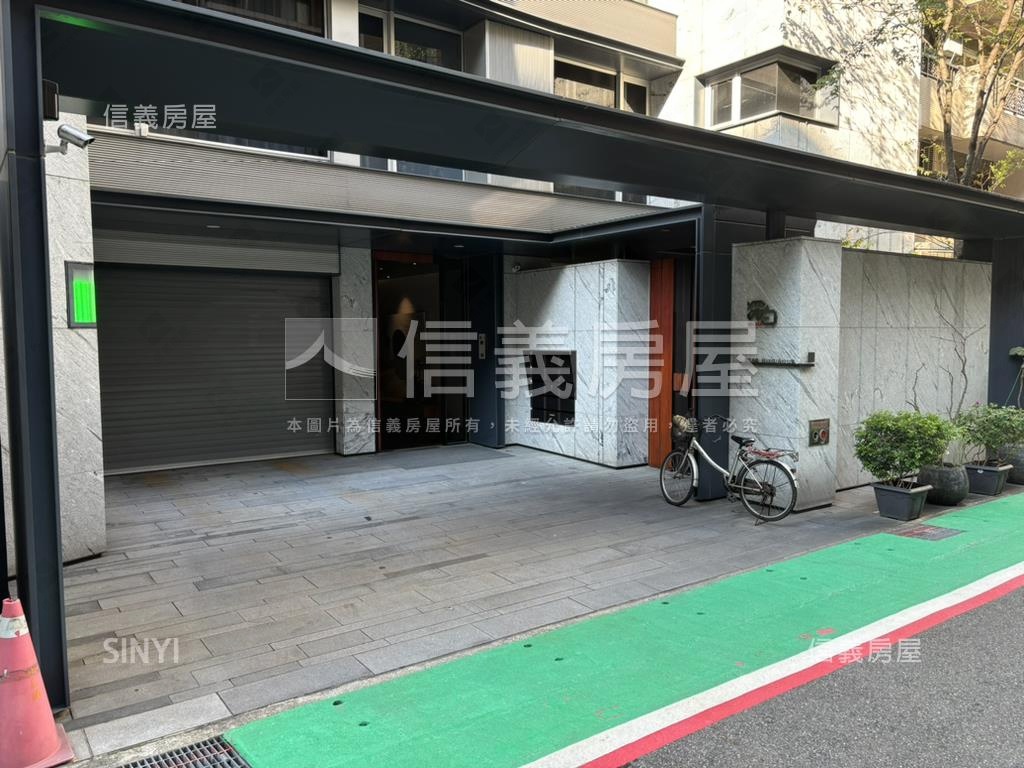 敦化南路深白車位房屋室內格局與周邊環境