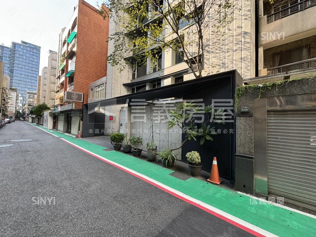 敦化南路深白車位房屋室內格局與周邊環境