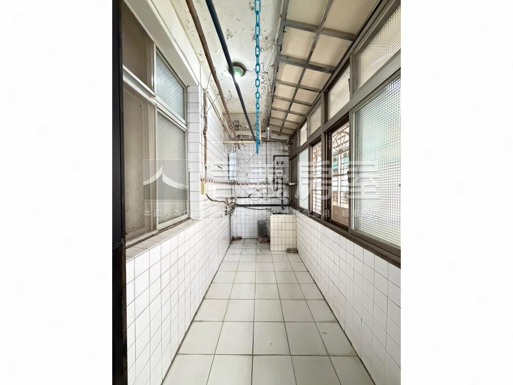 邊間三面採光四房美寓房屋室內格局與周邊環境