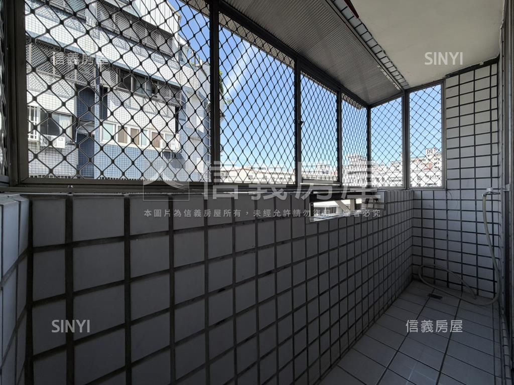 超Ａ近捷運三房車位房屋室內格局與周邊環境