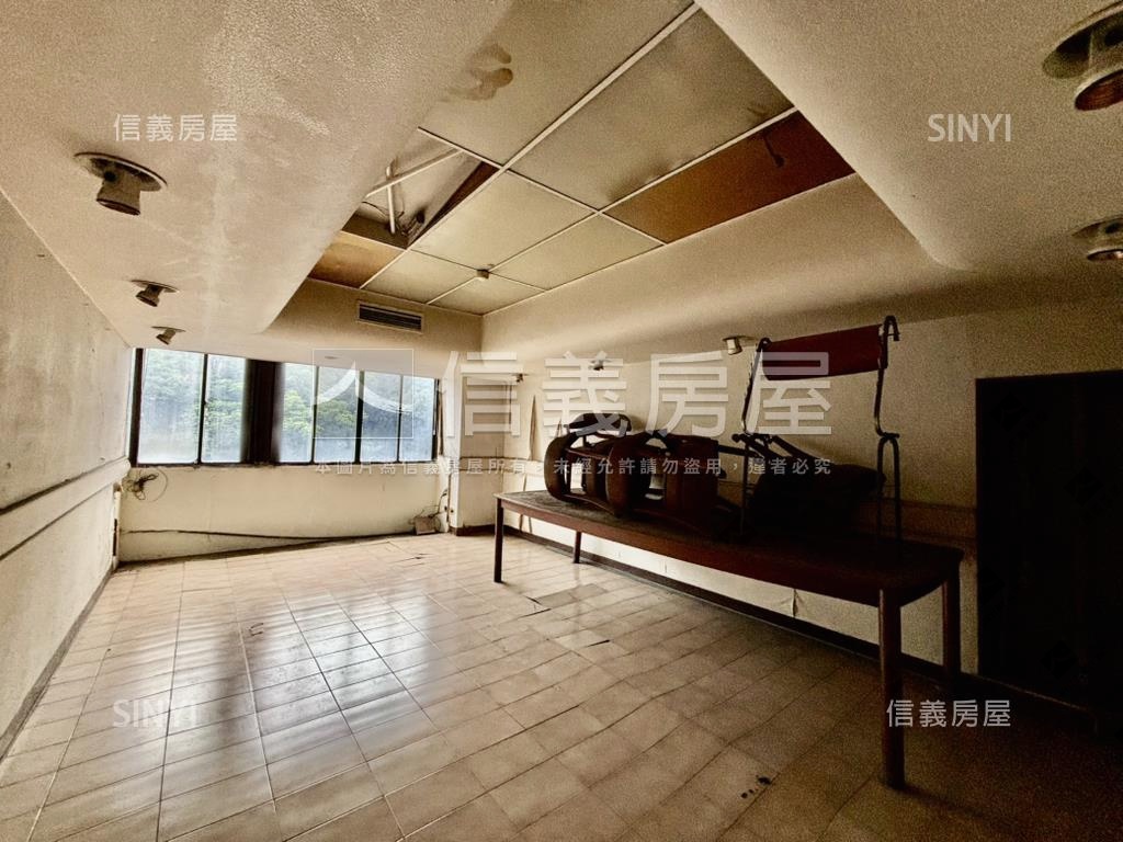 西門雙層百坪大辦公房屋室內格局與周邊環境