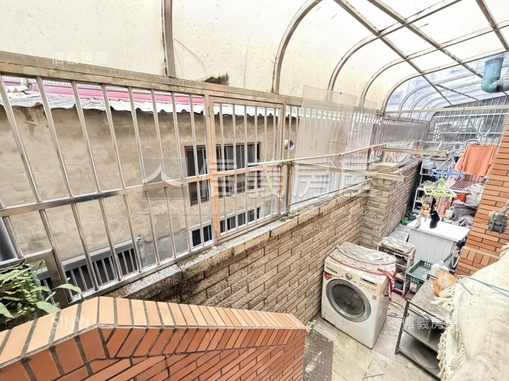 紅透天稀有釋出房屋室內格局與周邊環境