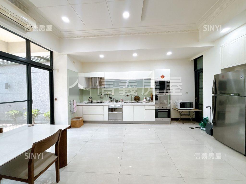 公園首排霸氣庭院雙車墅房屋室內格局與周邊環境