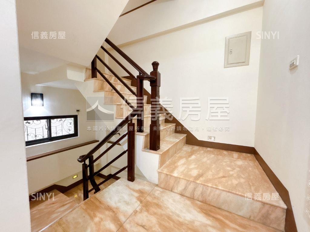 公園首排霸氣庭院雙車墅房屋室內格局與周邊環境