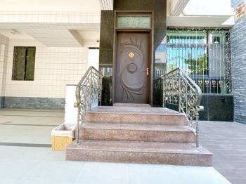 公園首排霸氣庭院雙車墅