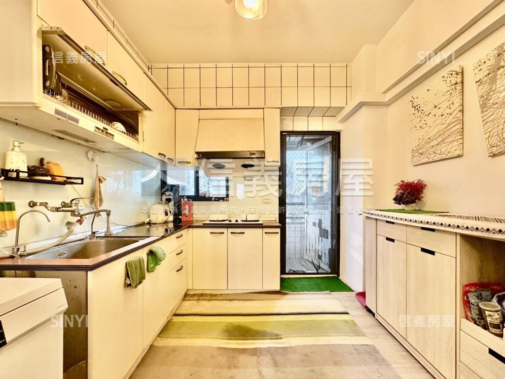 近文心國小三房車位房屋室內格局與周邊環境