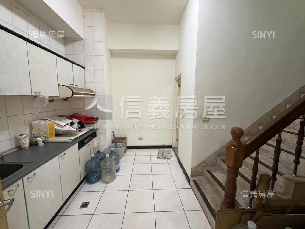 世貿商辦店面雙層大空間房屋室內格局與周邊環境