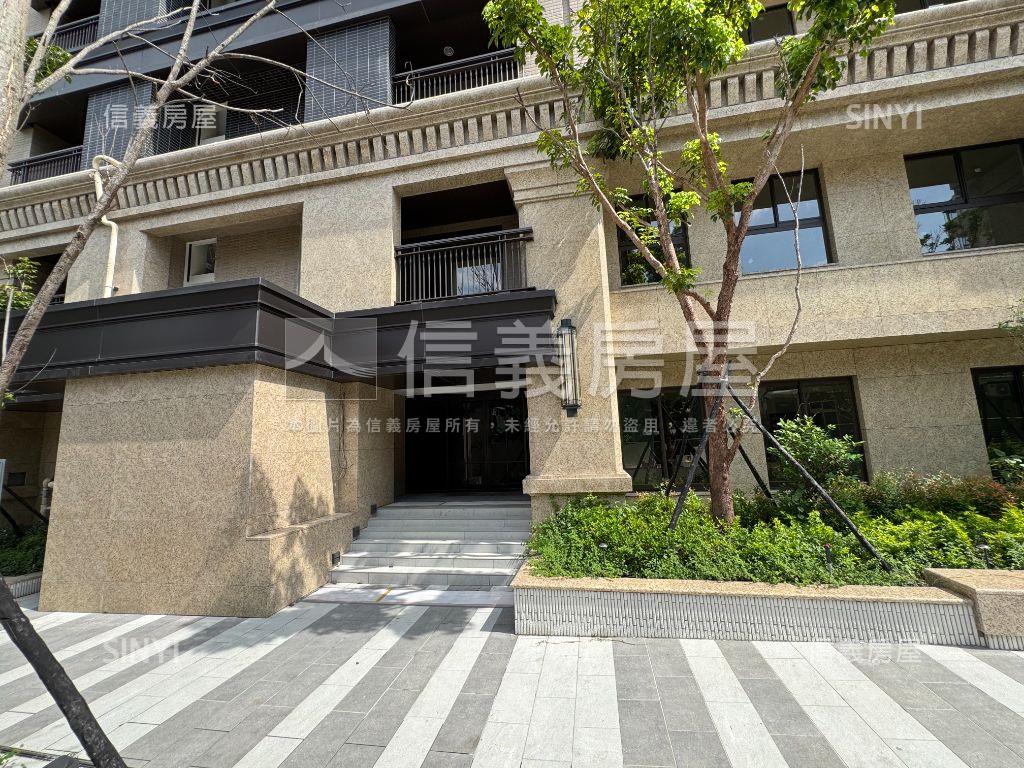 稀有兩房車頂樓露台戶房屋室內格局與周邊環境