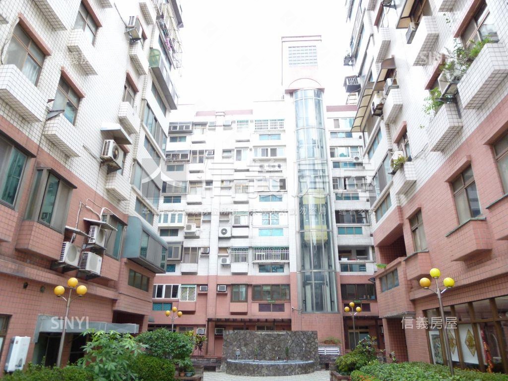 專任龍山文化大鎮三房車位房屋室內格局與周邊環境