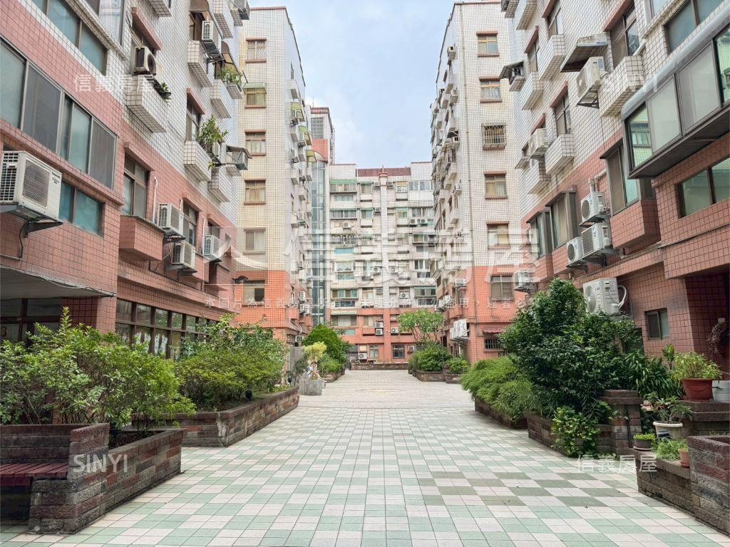 專任龍山文化大鎮三房車位房屋室內格局與周邊環境