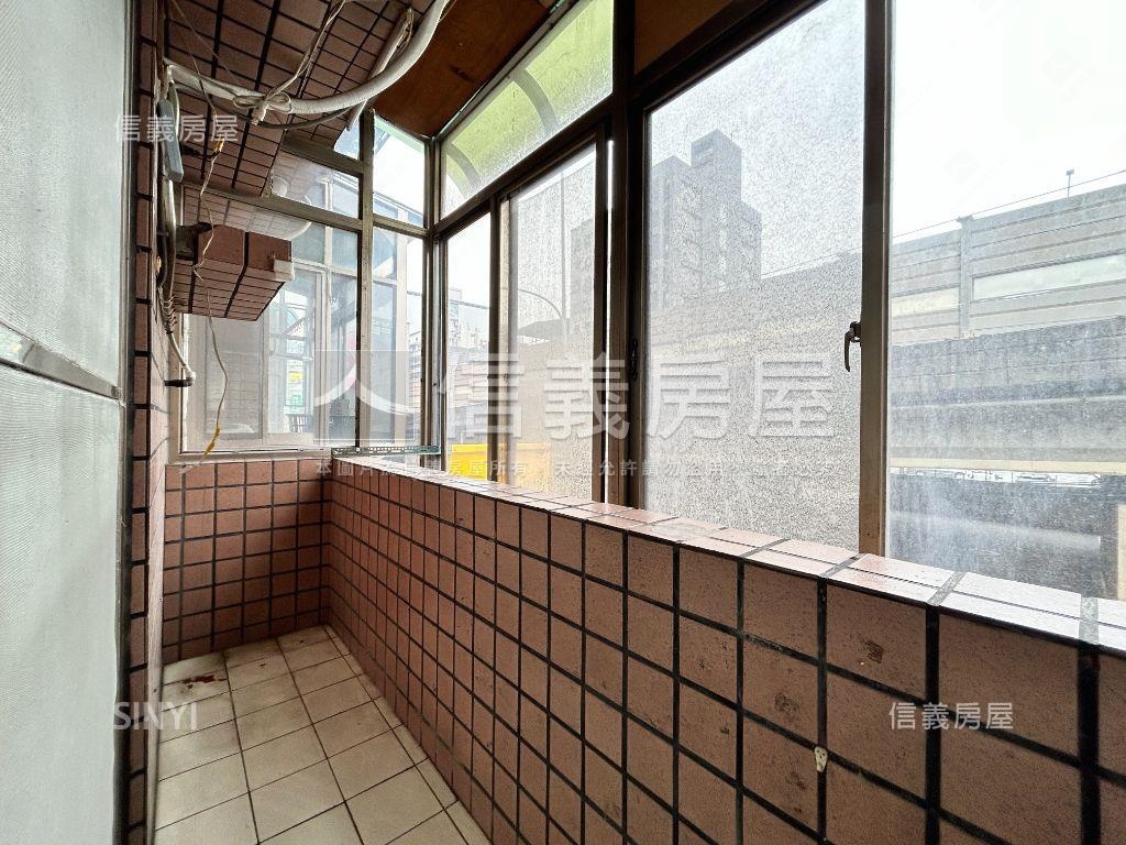 三重擎天豪景二樓房屋室內格局與周邊環境