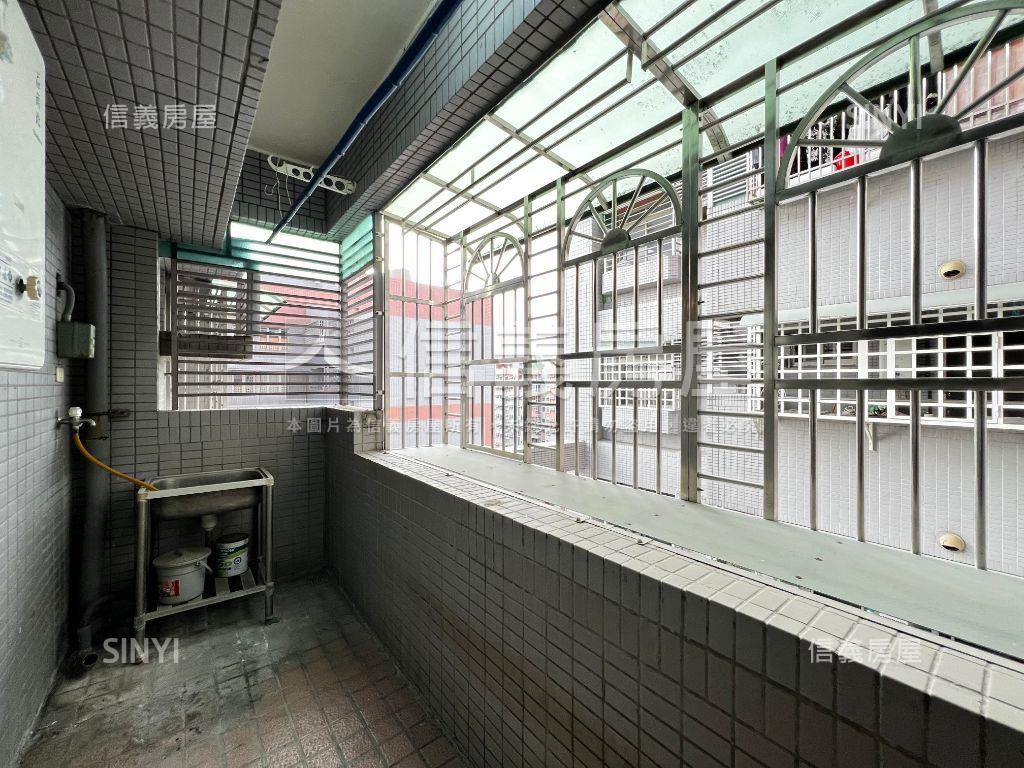 經國新城次高樓層附車位房屋室內格局與周邊環境