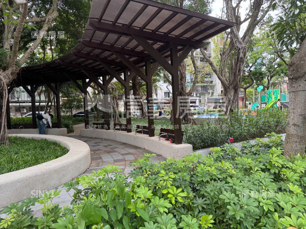 宏築信義２房附坡平車位房屋室內格局與周邊環境