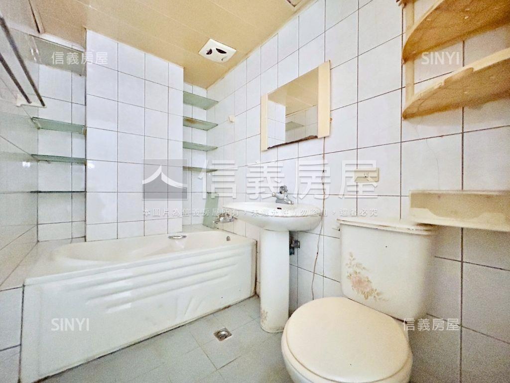 新新加坡次頂電梯三房車位房屋室內格局與周邊環境