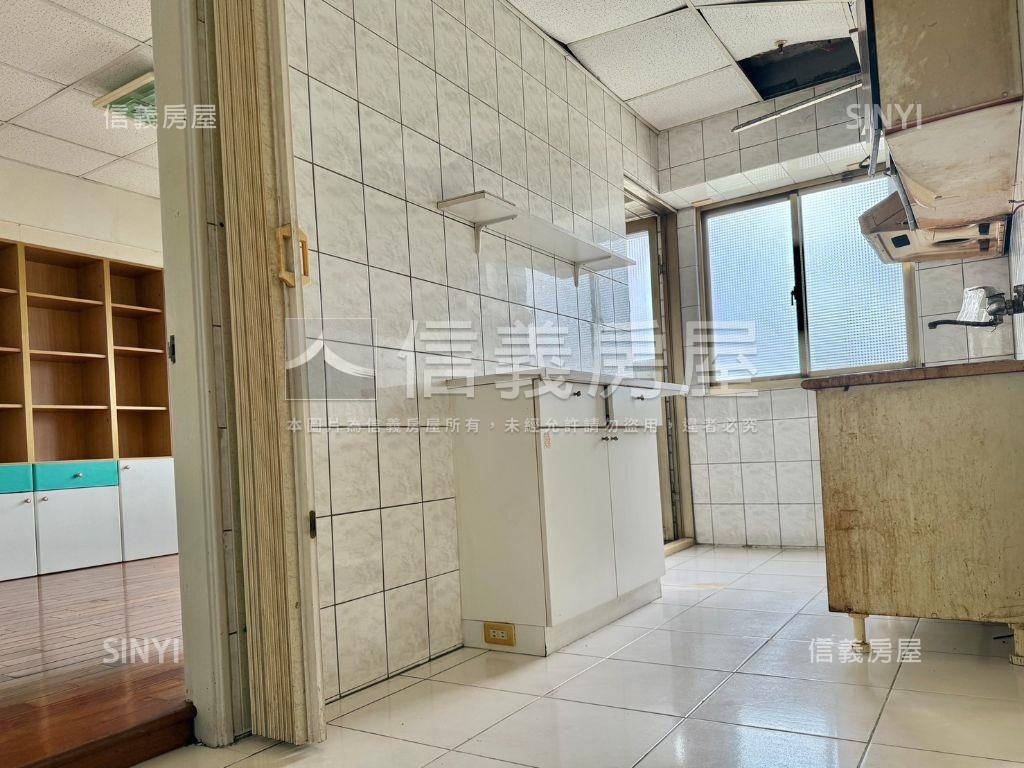 新新加坡次頂電梯三房車位房屋室內格局與周邊環境