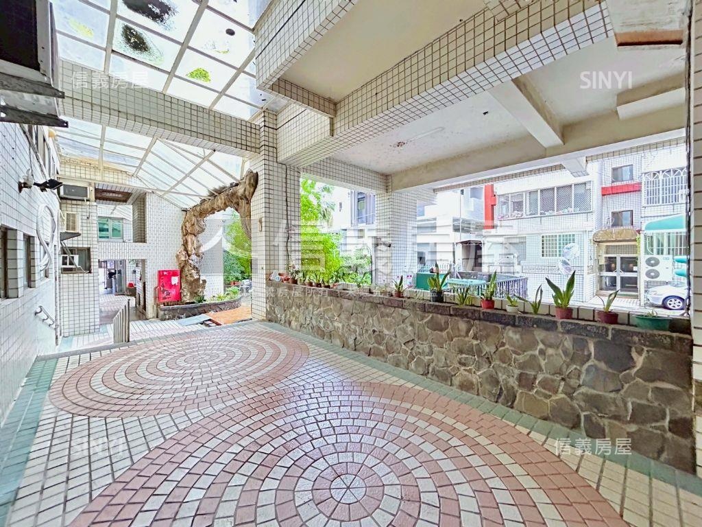 新新加坡次頂電梯三房車位房屋室內格局與周邊環境