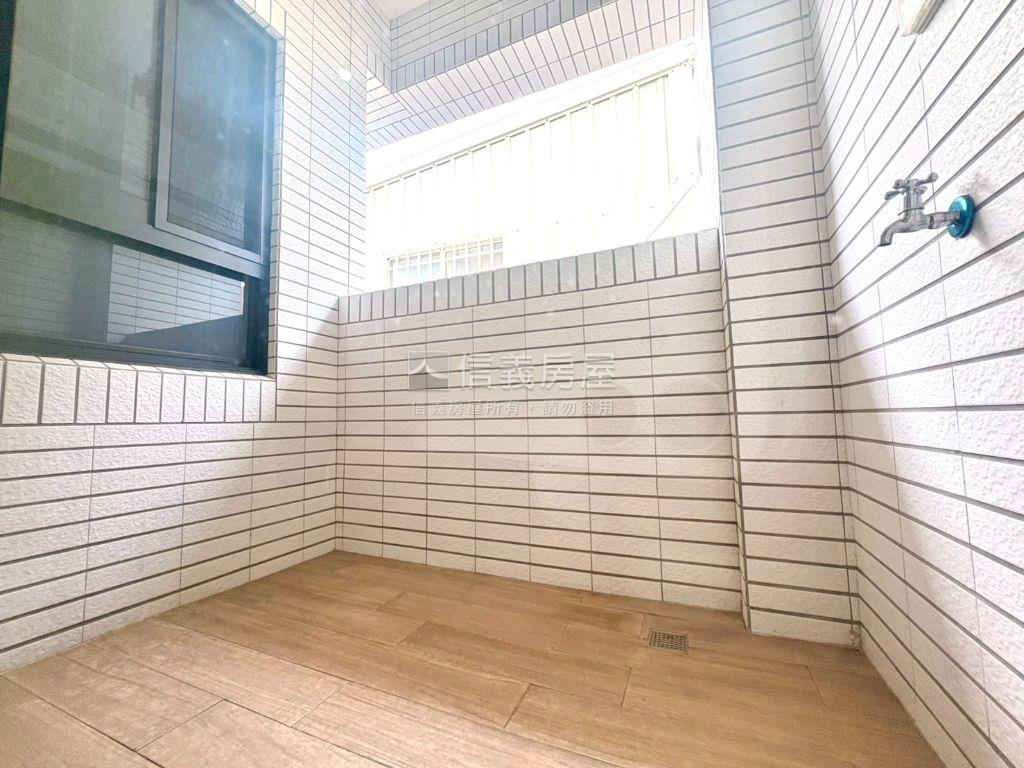 楠梓近捷運電梯全新豪邸房屋室內格局與周邊環境