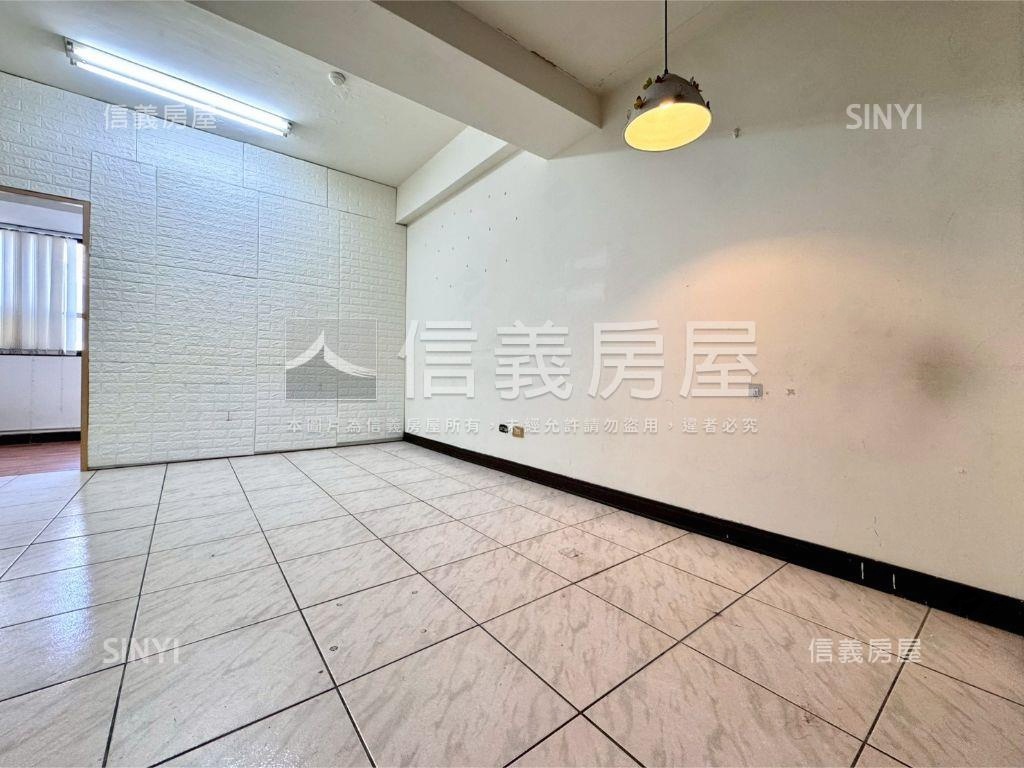 ２０米路店面３層樓附車位房屋室內格局與周邊環境