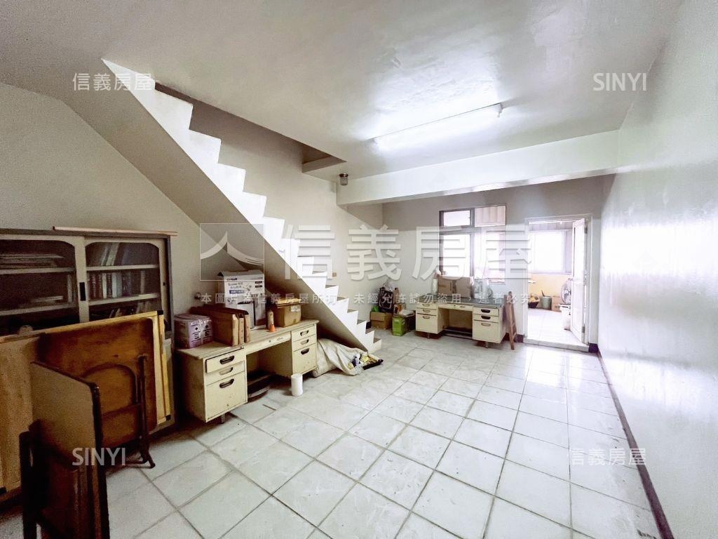 ☆楠梓右昌臨路透天店面房屋室內格局與周邊環境