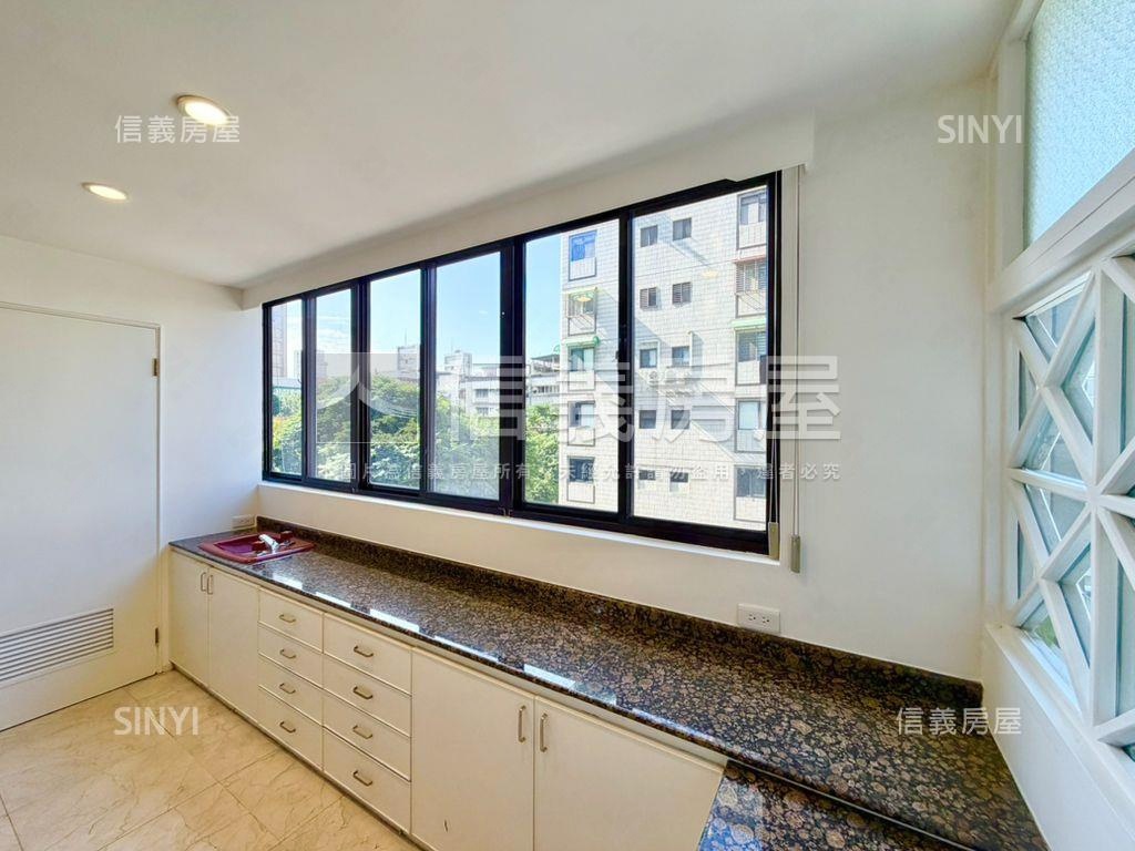 看公園中庭的祥瑞園附車位房屋室內格局與周邊環境