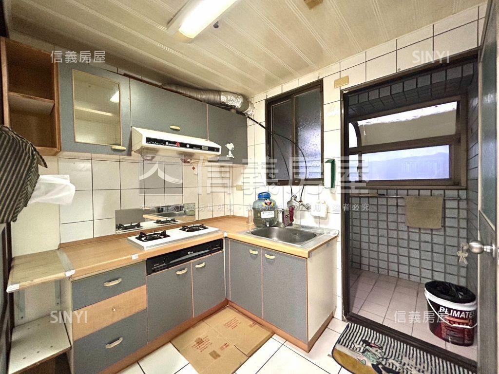 君臨三房三車位房屋室內格局與周邊環境