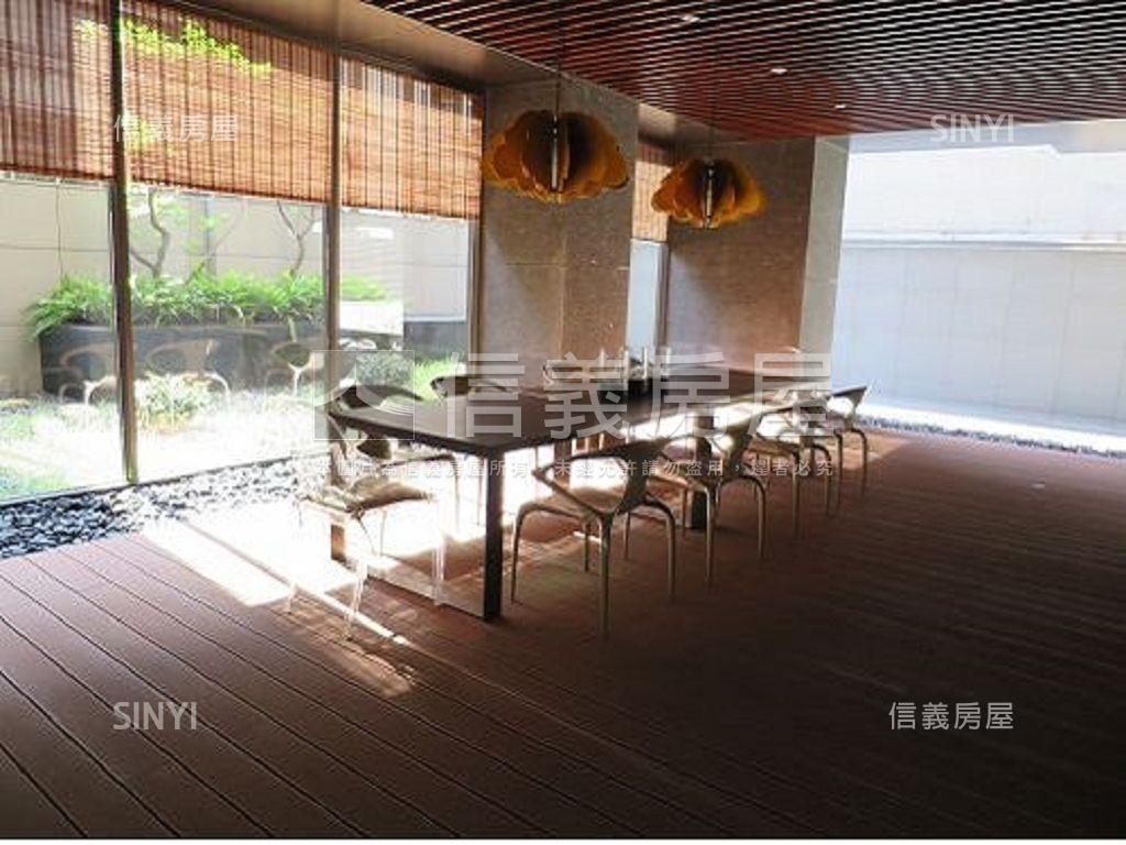 初羽燦燦三房２車位頂樓戶房屋室內格局與周邊環境