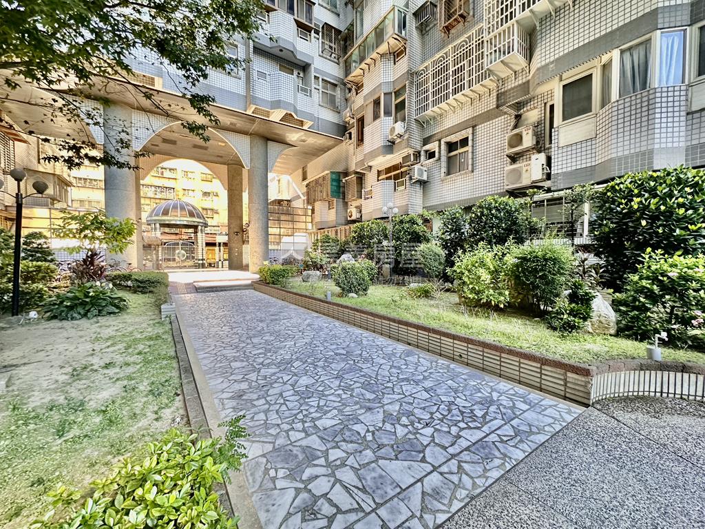 帝國金鑽精美電梯３房房屋室內格局與周邊環境