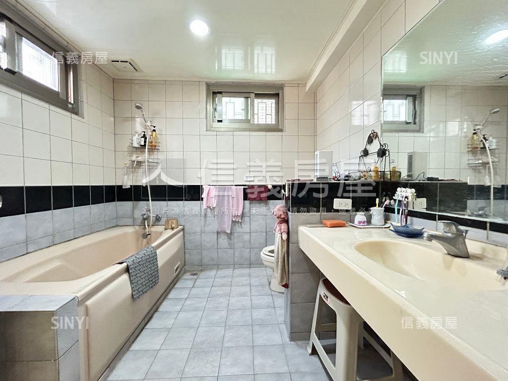 南區大地坪邊間可三車透天房屋室內格局與周邊環境