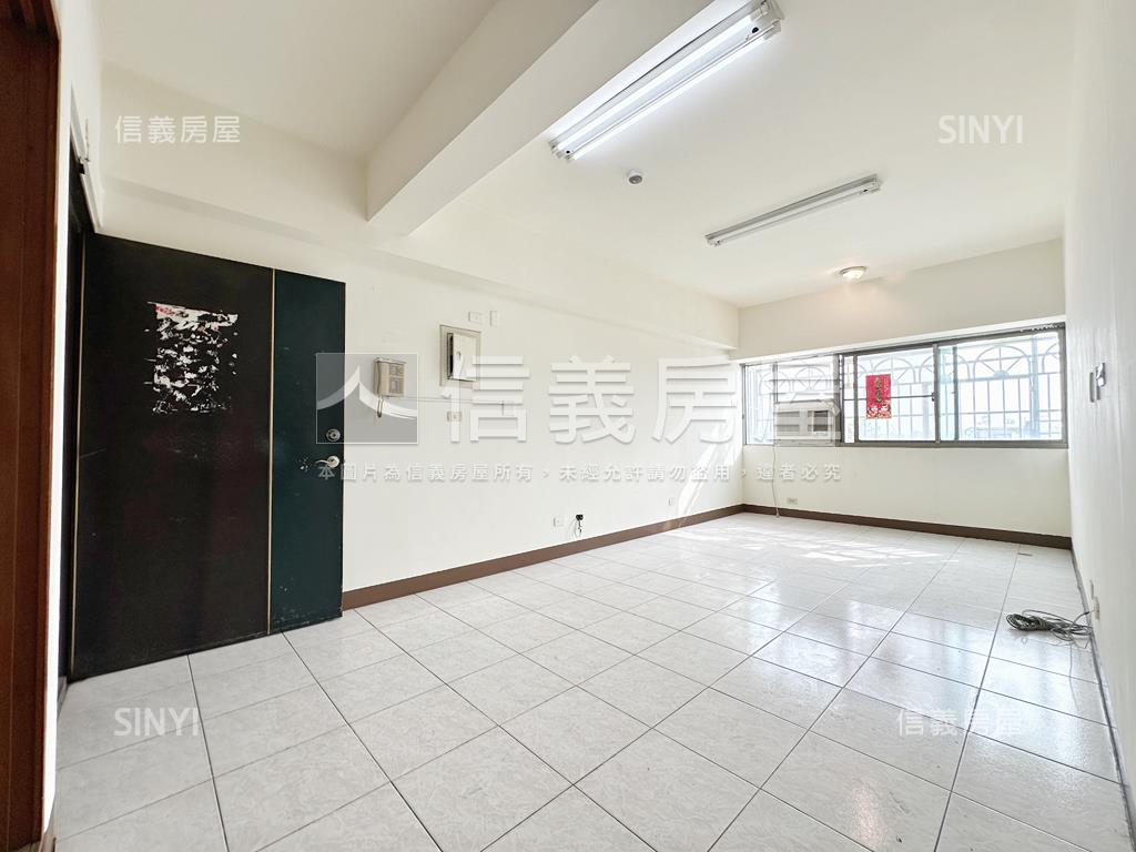 近鳳山國中低總稀有兩房房屋室內格局與周邊環境