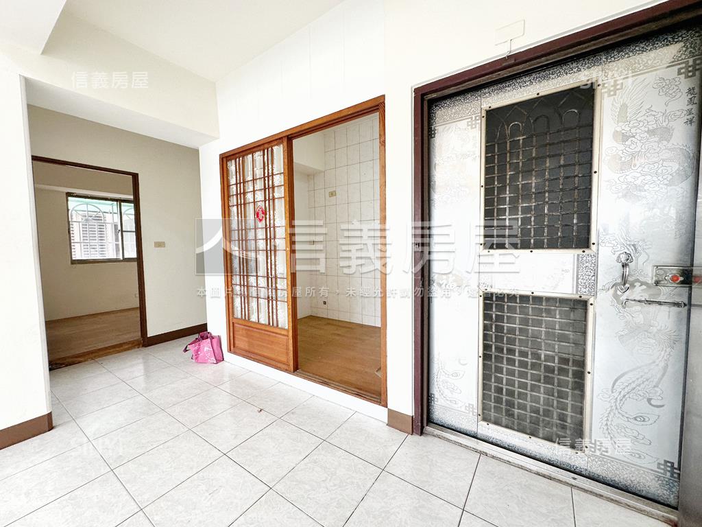 近鳳山國中低總稀有兩房房屋室內格局與周邊環境