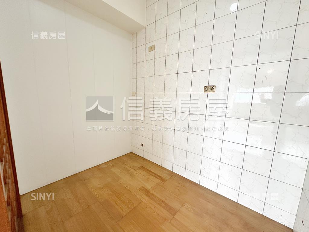 近鳳山國中低總稀有兩房房屋室內格局與周邊環境