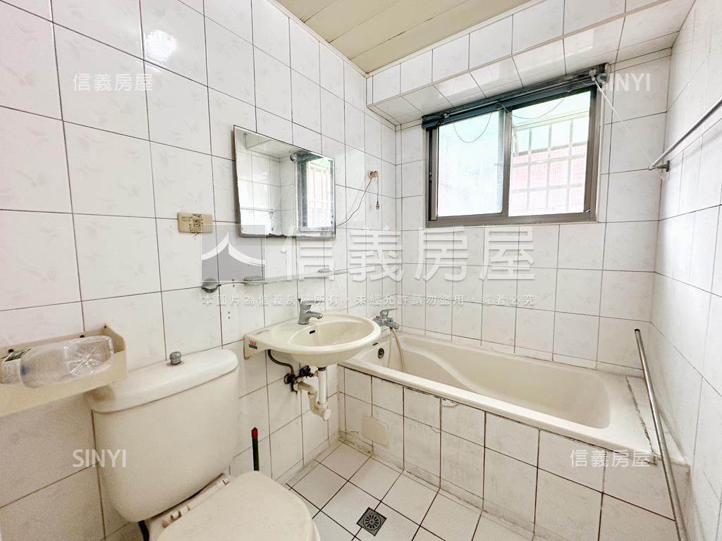 近鳳山國中低總稀有兩房房屋室內格局與周邊環境