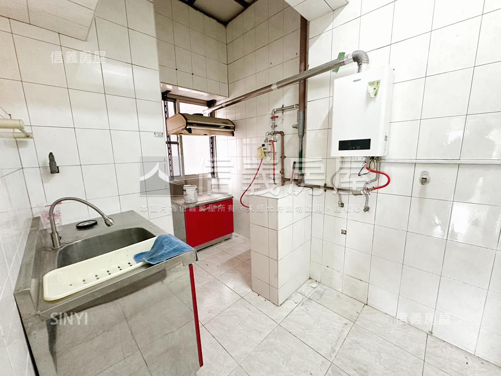 近鳳山國中低總稀有兩房房屋室內格局與周邊環境