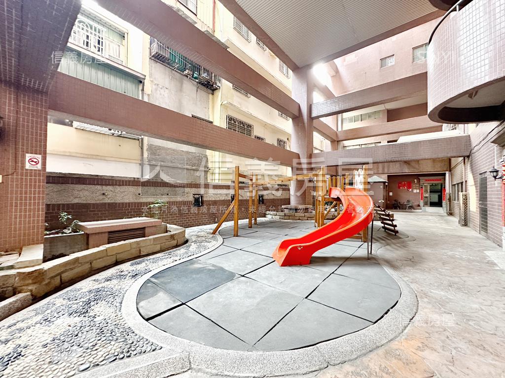 近鳳山國中低總稀有兩房房屋室內格局與周邊環境