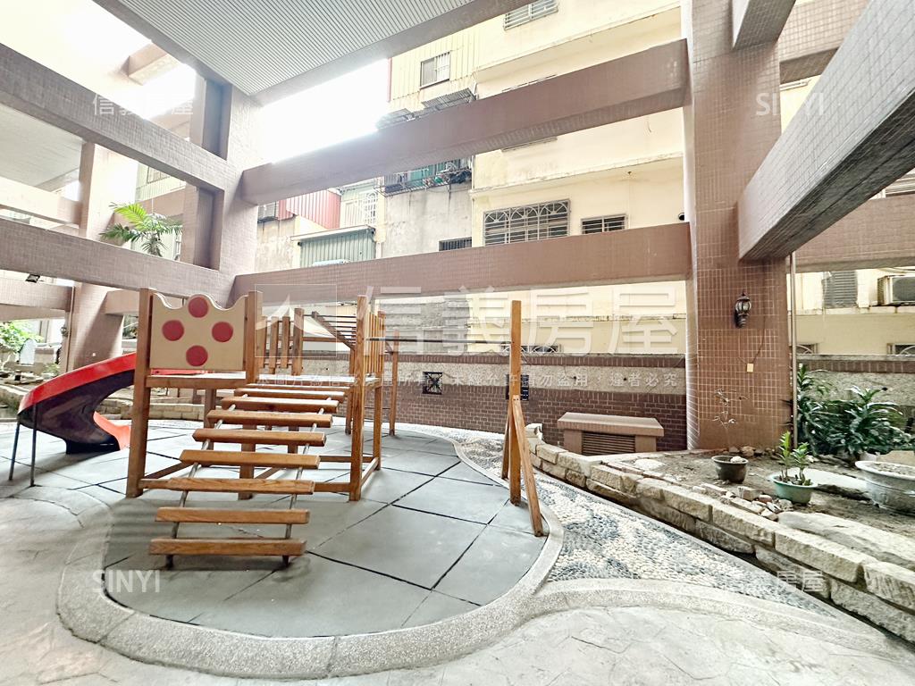 近鳳山國中低總稀有兩房房屋室內格局與周邊環境