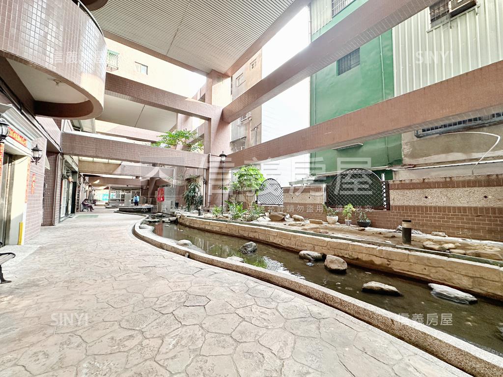 近鳳山國中低總稀有兩房房屋室內格局與周邊環境