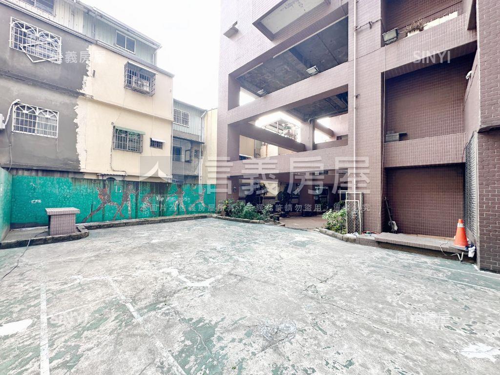 近鳳山國中低總稀有兩房房屋室內格局與周邊環境