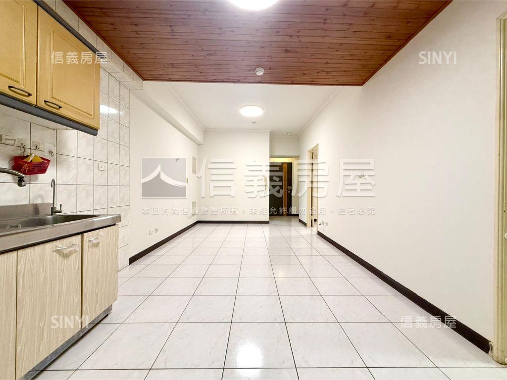 東區鄉城大鎮露台兩房車位房屋室內格局與周邊環境