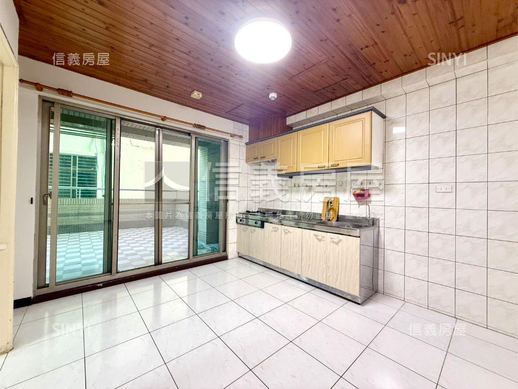 東區鄉城大鎮露台兩房車位房屋室內格局與周邊環境