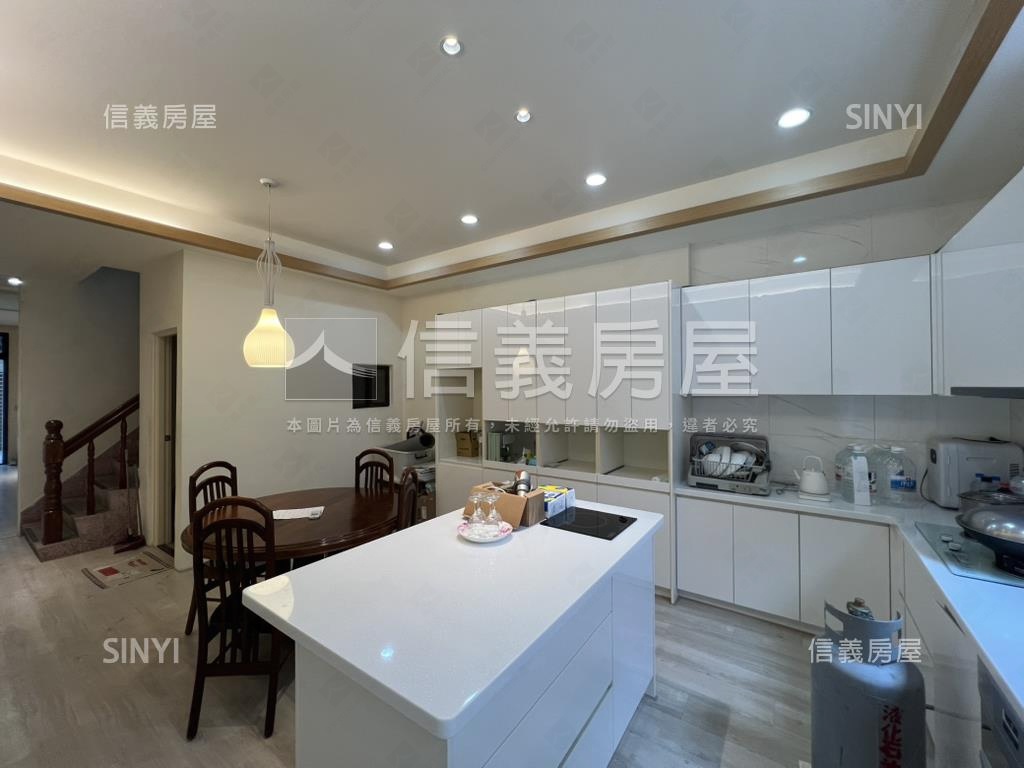 近公所朝東南裝潢透天房屋室內格局與周邊環境